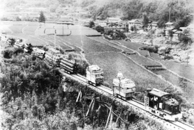 木材を積んで走る波賀森林鉄道のトロッコ（宍粟市提供）