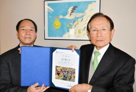 世界食糧計画に１千万円を寄付した香山廣紀さん（右）＝志澤塾