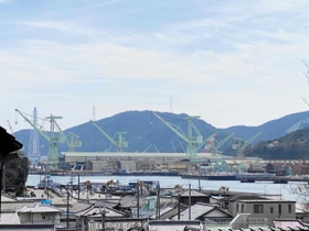 住宅街の対岸にあるＪＭＵアムテックのドック