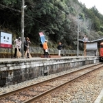全列車の停車復活を前に、長谷駅を清掃する住民＝神河町栗