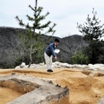 鉄製甲冑が出土したみかんのへた山古墳＝赤穂市坂越