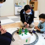 病児や病後児の保育施設で保育士と遊ぶ子ども＝神河町粟賀町