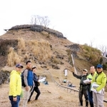 登山禁止で近寄ることができなかった利神城跡。三の丸跡までのガイドツアーを「佐用山城ガイド協会」が企画する＝佐用町平福（同町教育委員会の許可を得て撮影）