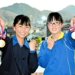 スキーの全国大会「ジュニアオリンピックカップ」に出場する宍粟市の川上寧々さん（左）、山本陽さん＝宍粟市役所