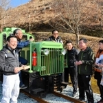 往時の波賀森林鉄道を復活させようとする「波賀元気づくりネットワーク協議会」のメンバーたち＝フォレストステーション波賀