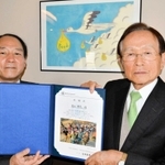 世界食糧計画に１千万円を寄付した香山廣紀さん（右）＝志澤塾