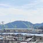 住宅街の対岸にあるＪＭＵアムテックのドック