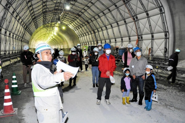 トンネルを見学する住民ら＝たつの市新宮町牧