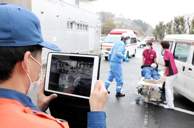 患者の様子を画像や映像で搬送先と共有する訓練に取り組む救急隊員ら＝佐用共立病院