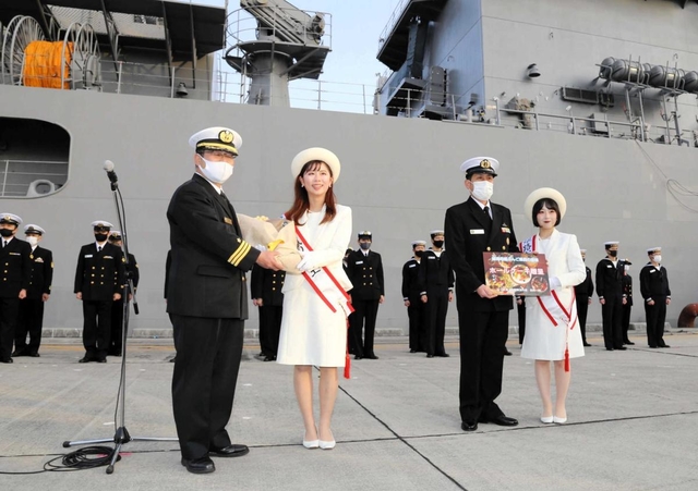出番が大きく減った姫路お城の女王。海上自衛隊の掃海母艦の歓迎式では、式典時だけマスクを外して花束を贈った＝姫路市飾磨区細江、姫路港