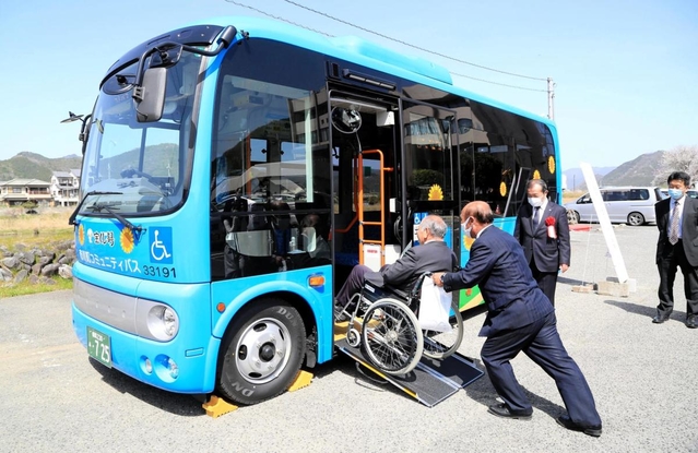 車いすに座ったまま乗車できる市川町の新しいコミュニティーバス＝市川町役場