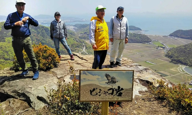 登山道などの整備を続ける住民らと新たな看板＝赤穂市福浦