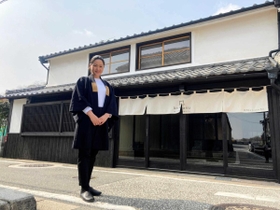 開業した古民家ホテルを運営するアーデン歩さん＝たつの市龍野町川原町