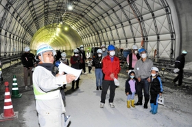 トンネルを見学する住民ら＝たつの市新宮町牧