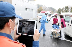 患者の様子を画像や映像で搬送先と共有する訓練に取り組む救急隊員ら＝佐用共立病院