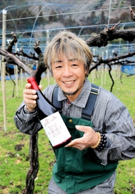 上郡町に移住し、育てたブドウでワインを醸造した田中源道さん＝上郡町細野