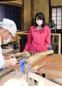 テレビロケで鍛刀場を訪れた相生みなとの女王の後藤真由さん（右）＝相生市矢野町瓜生、羅漢の里