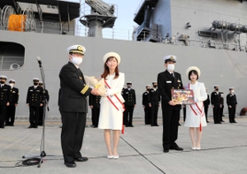 出番が大きく減った姫路お城の女王。海上自衛隊の掃海母艦の歓迎式では、式典時だけマスクを外して花束を贈った＝姫路市飾磨区細江、姫路港