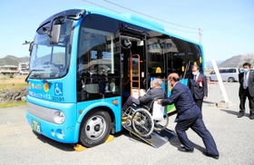 車いすに座ったまま乗車できる市川町の新しいコミュニティーバス＝市川町役場