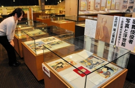 忠臣蔵の浮世絵と人気役者の写真が並んだ会場＝赤穂市立歴史博物館