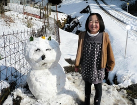 雪だるまと孫娘