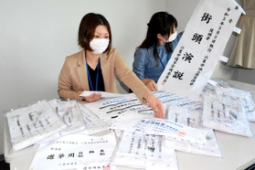 告示前に腕章など「七つ道具」を点検する市職員＝宍粟市役所