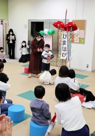 くす玉を割って愛称決定を祝う難波陽翔ちゃんら＝太子町佐用岡