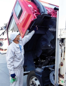 セキレイが巣を作った運転台の床下を指さすドライバー＝たつの市揖保町門前