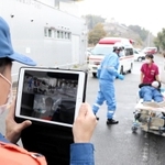 患者の様子を画像や映像で搬送先と共有する訓練に取り組む救急隊員ら＝佐用共立病院