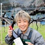 上郡町に移住し、育てたブドウでワインを醸造した田中源道さん＝上郡町細野