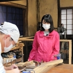 テレビロケで鍛刀場を訪れた相生みなとの女王の後藤真由さん（右）＝相生市矢野町瓜生、羅漢の里