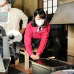 テレビロケで鍛刀場を訪れた相生みなとの女王の後藤真由さん（右）＝相生市矢野町瓜生、羅漢の里