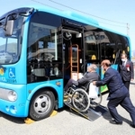 車いすに座ったまま乗車できる市川町の新しいコミュニティーバス＝市川町役場