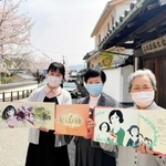 三木露風の生家前で絵本を紹介する筆者の浜田多代子さん（中央）ら＝たつの市龍野町上霞城