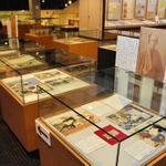 忠臣蔵の浮世絵と人気役者の写真が並んだ会場＝赤穂市立歴史博物館