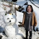 雪だるまと孫娘