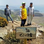 登山道などの整備を続ける住民らと新たな看板＝赤穂市福浦