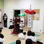 くす玉を割って愛称決定を祝う難波陽翔ちゃんら＝太子町佐用岡