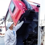 セキレイが巣を作った運転台の床下を指さすドライバー＝たつの市揖保町門前