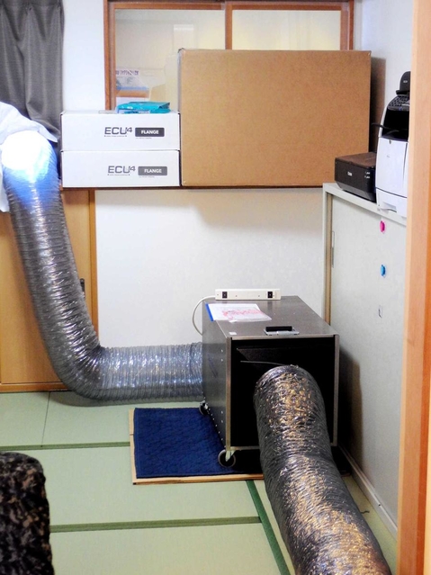 空気中のウイルスを除去して換気する陰圧装置＝たつの市神岡町