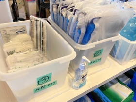 看護師らの待機部屋にはＮ９５マスクなどの防護具が並ぶ＝たつの市神岡町