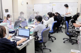 予約電話の対応に追われるコールセンター＝たつの市龍野町富永