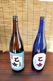 代表銘柄「乙女」のきもと造り（左）と吟醸酒＝赤穂市坂越、奥藤酒造