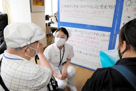 新型コロナウイルスワクチンを接種した高齢者に寄り添う相生市看護専門学校生（中央）＝半田中央病院