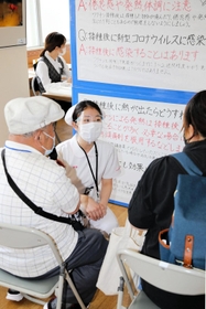 新型コロナウイルスワクチンを接種した高齢者に寄り添う相生市看護専門学校生（中央）＝半田中央病院