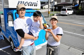 「カフェモアニ」の（左から）橋口修さん、長男颯人ちゃん、妻雅代さん＝赤穂市内