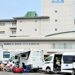 キャンピングカーが止められた「かんぽの宿」の駐車場＝山梨県笛吹市、かんぽの宿石和（日本郵政提供）