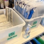 看護師らの待機部屋にはＮ９５マスクなどの防護具が並ぶ＝たつの市神岡町