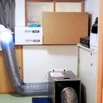 空気中のウイルスを除去して換気する陰圧装置＝たつの市神岡町