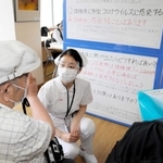 新型コロナウイルスワクチンを接種した高齢者に寄り添う相生市看護専門学校生（中央）＝半田中央病院